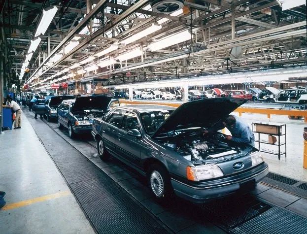 Linha de produção do Ford Taurus, em 1986