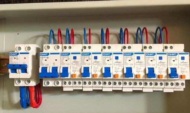 Circuit breaker panel